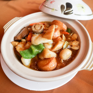 Braised Bean Curd with Seafood Served in Claypot 